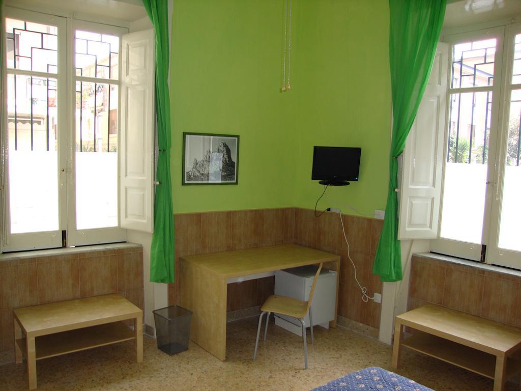 La Maison Des Livres Reggio di Calabria Bagian luar foto